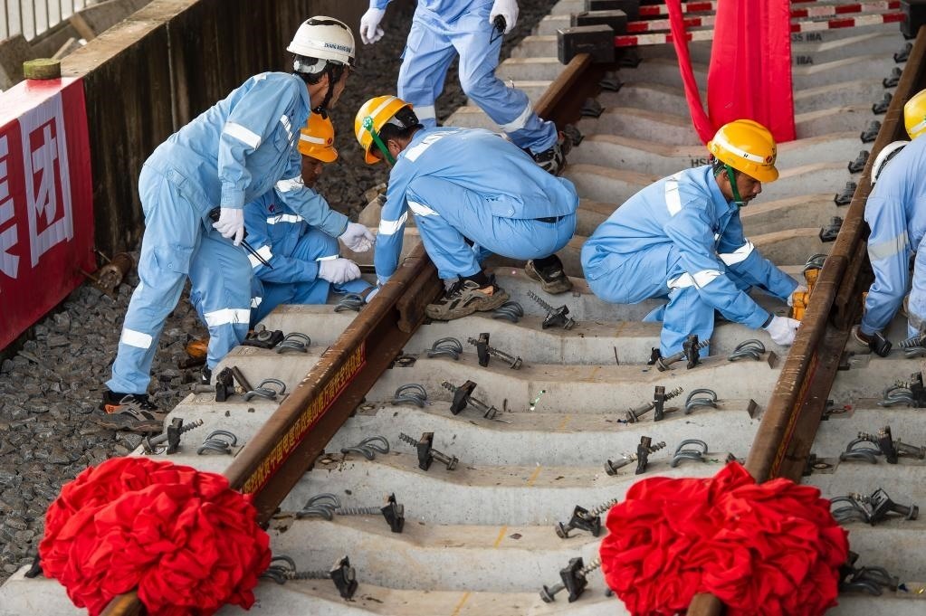 3月31日，在印度尼西亞雅加達(dá)雅萬高鐵哈利姆車站，工人鋪設(shè)雅萬高鐵全線最后一根鋼軌。