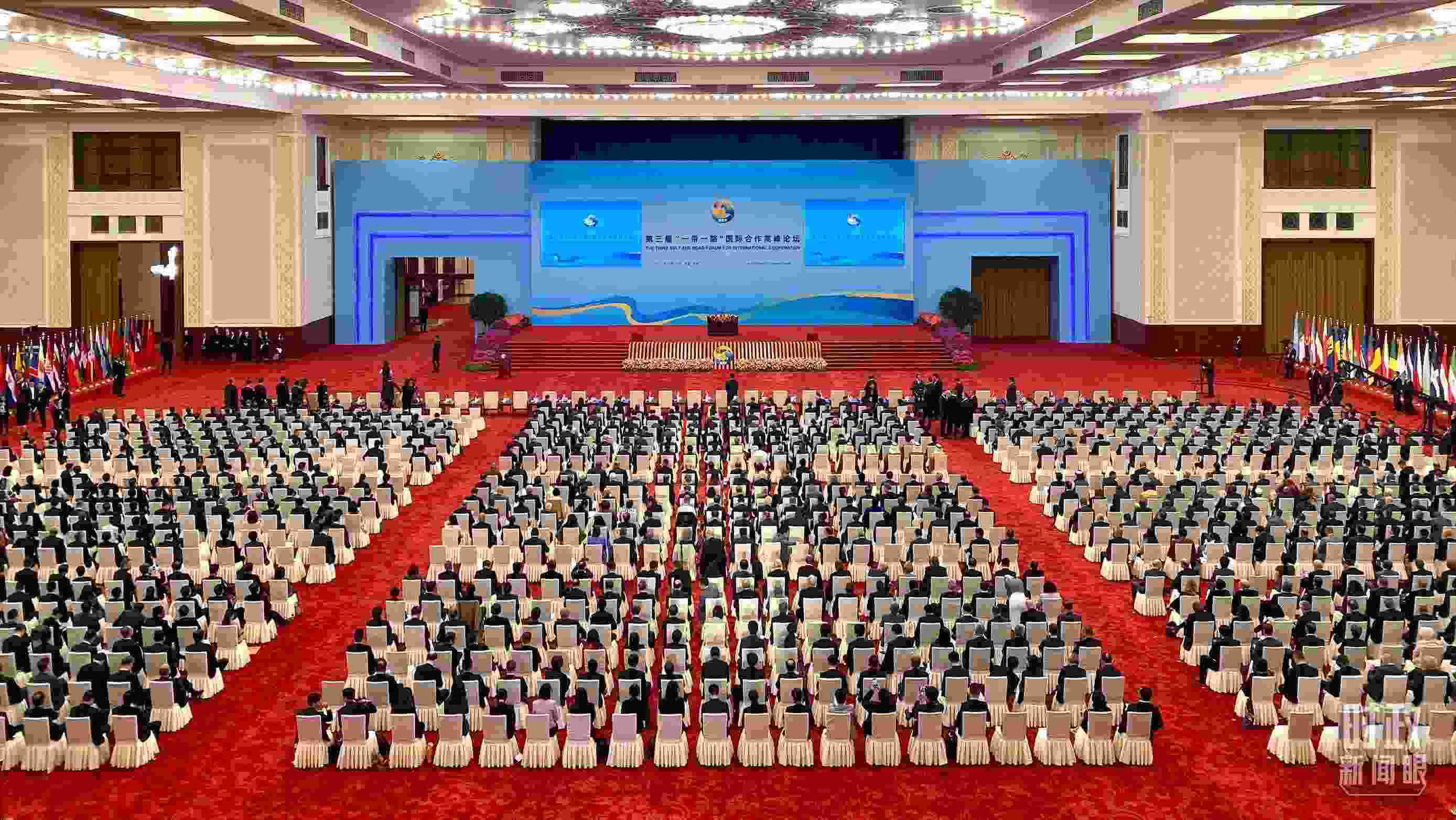 △人民大會(huì)堂宴會(huì)廳。這是開(kāi)幕式之前的現(xiàn)場(chǎng)。（總臺(tái)央視記者李增仁拍攝）