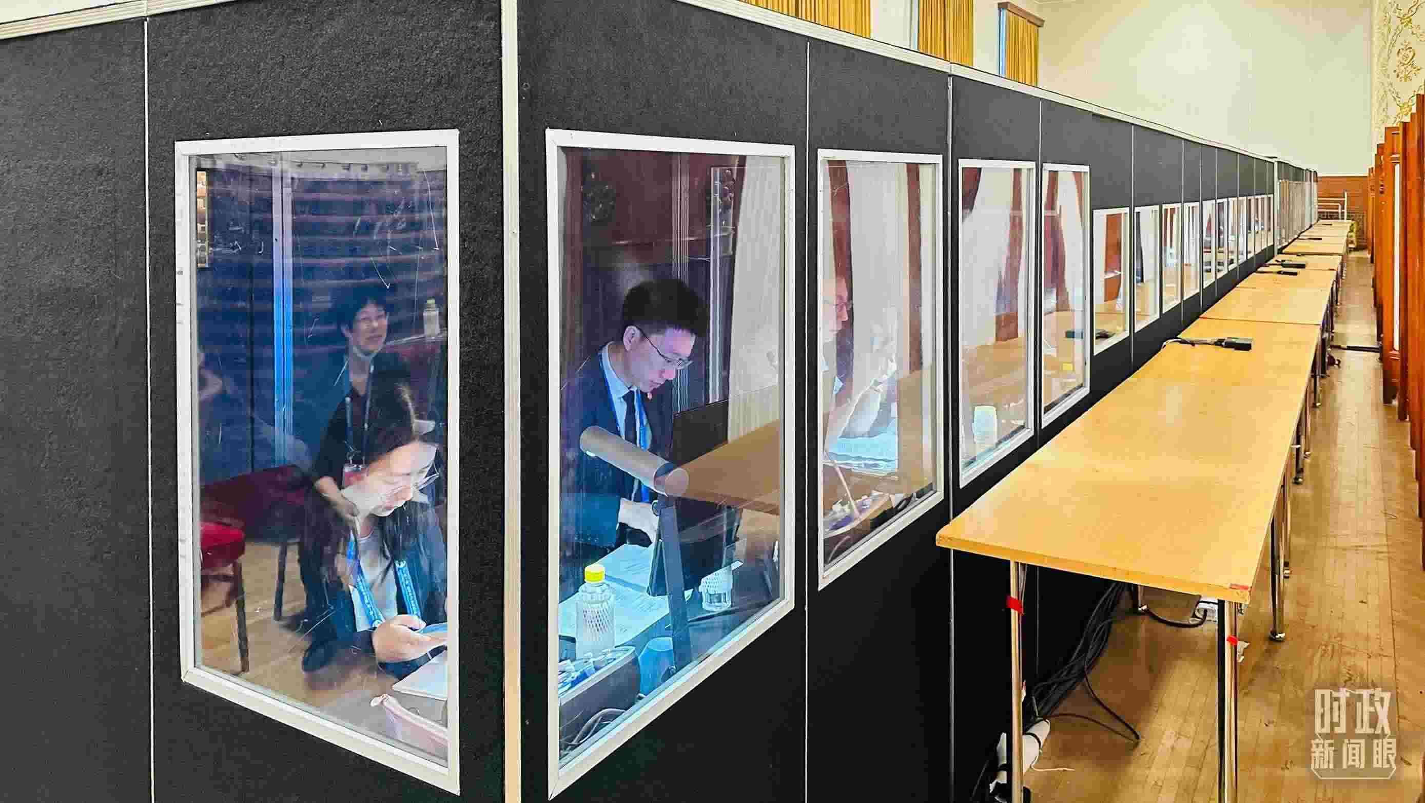 △開(kāi)幕式現(xiàn)場(chǎng)的多語(yǔ)種同傳間。（總臺(tái)國(guó)廣記者時(shí)冉拍攝）