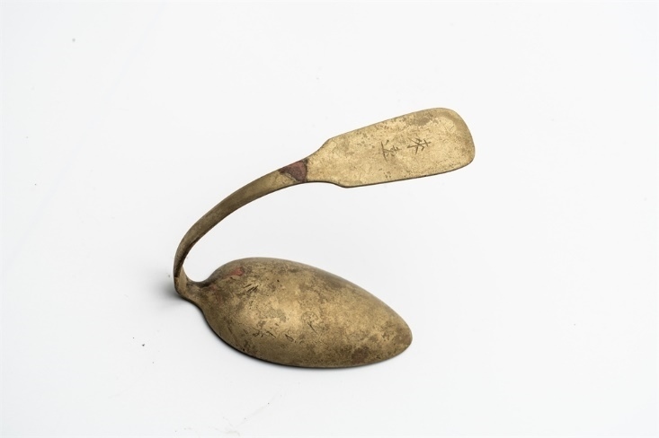 鏨刻“來遠(yuǎn)”的湯勺。國(guó)家文物局供圖