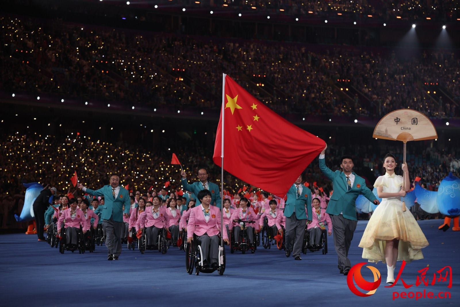 開(kāi)幕式上，中國(guó)體育代表團(tuán)入場(chǎng)。人民網(wǎng) 周靜圓攝
