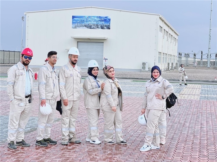 部分伊拉克員工合影。中國石油工程建設(shè)有限公司供圖