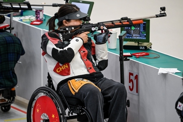 10月23日，杭州第4屆亞殘運(yùn)會(huì)射擊(R2)SH1級(jí)女子10米氣步槍立射資格賽舉行。圖為中國(guó)隊(duì)選手張翠平在比賽中。圖片來(lái)源：杭州亞殘組委