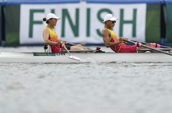 2021年8月29日，在東京殘奧會(huì)賽艇項(xiàng)目PR2級(jí)混合雙人雙槳決賽中，中國(guó)組合劉爽/蔣繼劍獲得銅牌。圖為劉爽（左）/蔣繼劍在比賽中。新華社記者 胡虎虎攝（資料圖）