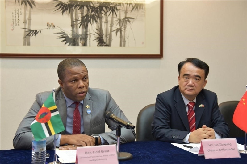 多公共工程部部長格蘭特（左一）向與會記者介紹赴華參會情況。駐多米尼克使館供圖