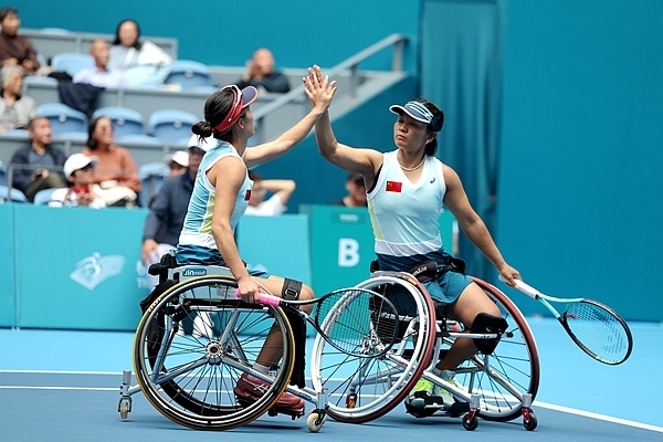 10月25日，杭州亞殘運會輪椅網(wǎng)球女雙決賽，中國組合朱珍珍(右)/郭珞瑤慶祝得分。人民網(wǎng)記者 胡雪蓉攝