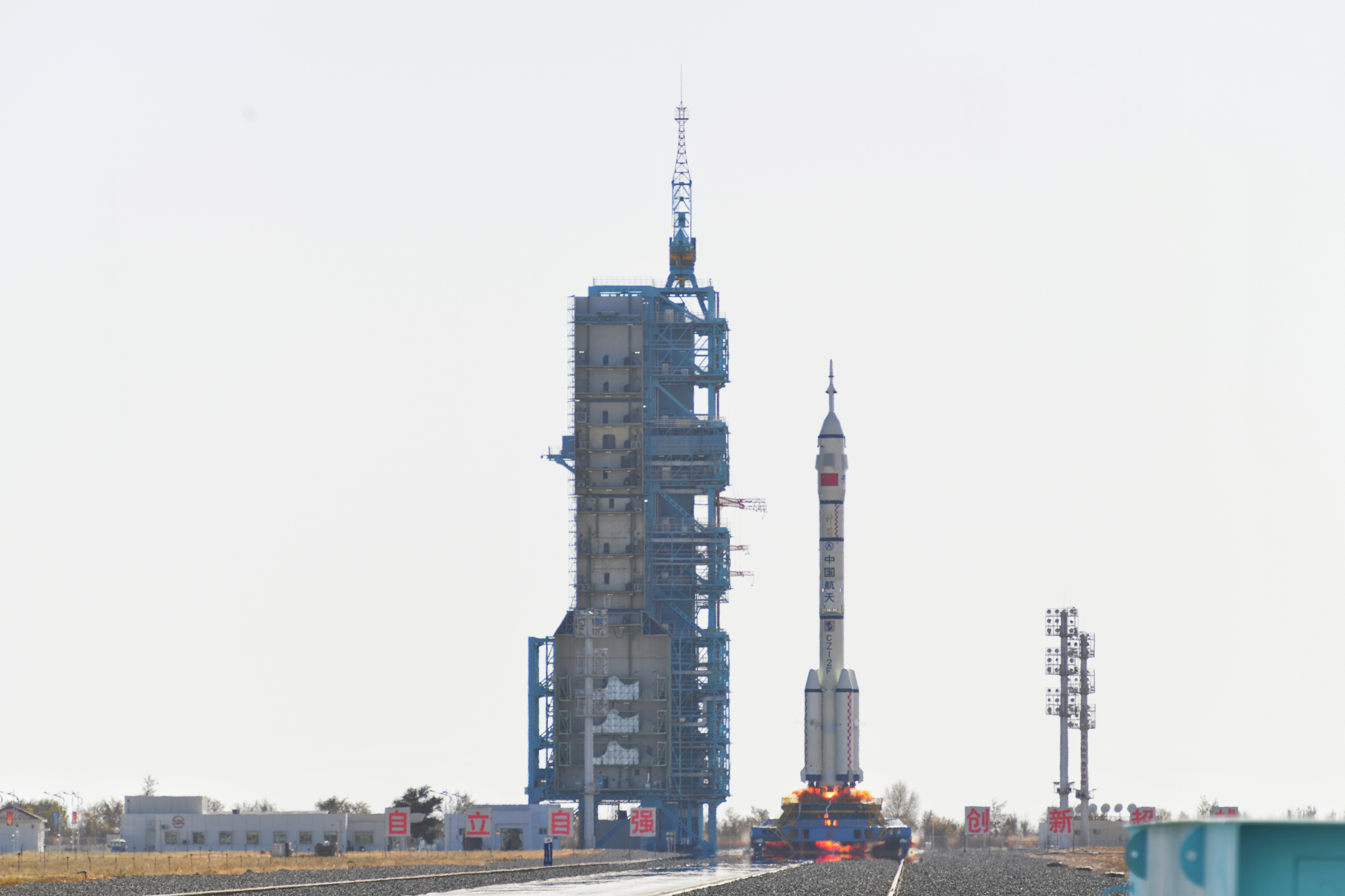 神舟十七號載人飛船發(fā)射升空震撼瞬間。人民網(wǎng) 張啟川攝