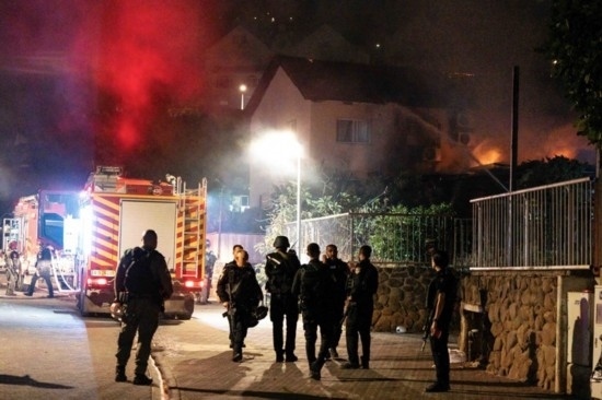  10月29日，在以色列北部城市謝莫納，以軍士兵和急救人員在一處被火箭彈擊中的現(xiàn)場(chǎng)執(zhí)勤。新華社發(fā)（阿亞爾·馬爾戈林?jǐn)z/基尼圖片社）