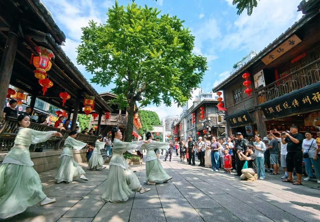 國(guó)慶節(jié)期間，福州市三坊七巷歷史文化街區(qū)上演《尋夢(mèng)閩都》快閃。新華社發(fā)