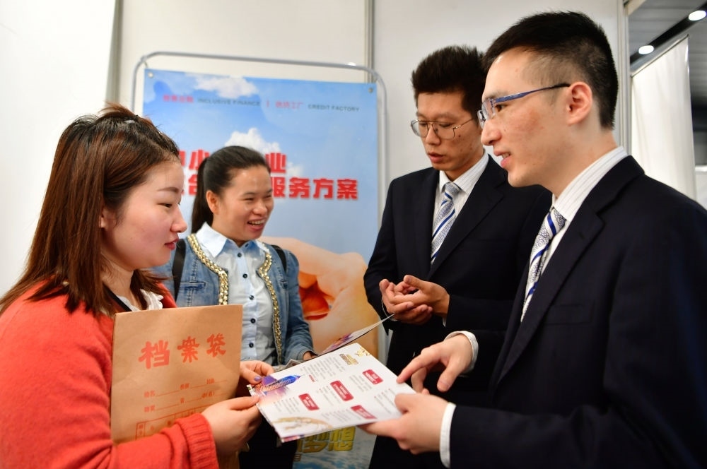 2019年5月9日，兩名鞋業(yè)公司的工作人員（左一和左二）向銀行工作人員咨詢中小微企業(yè)金融服務方案細則。當日，福建自貿(mào)區(qū)福州片區(qū)稅企銀三方對接會在馬尾基金小鎮(zhèn)舉辦，來自傳統(tǒng)制造業(yè)、物聯(lián)網(wǎng)和電子商務等行業(yè)的企業(yè)代表參加對接會。新華社記者 魏培全 攝