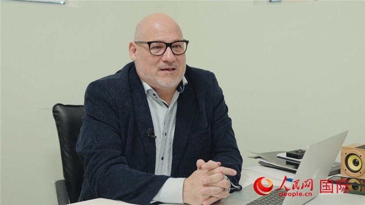 烏拉圭《共和國報(bào)》總編輯胡安·布蘭卡接受人民網(wǎng)專訪。人民網(wǎng)記者 張若涵攝