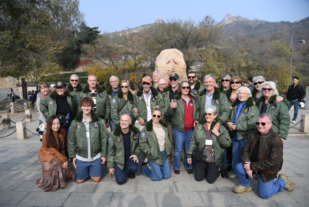 2023年10月29日，飛虎隊(duì)老兵莫耶一行人在北京八達(dá)嶺長(zhǎng)城合影留念。當(dāng)日，美中航空遺產(chǎn)基金會(huì)訪華代表團(tuán)成員陸續(xù)抵達(dá)北京。新華社記者 任超 攝