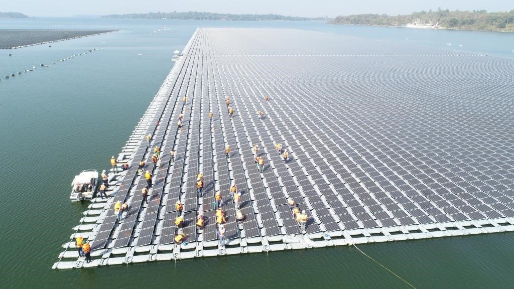 2021年1月23日，施工人員檢查泰國(guó)烏汶府詩(shī)琳通大壩綜合浮體光伏項(xiàng)目的太陽(yáng)能板安裝情況。新華社發(fā)（泰國(guó)國(guó)家電力局項(xiàng)目組供圖）