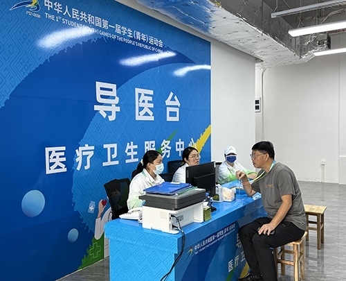 村內(nèi)住客在醫(yī)療衛(wèi)生服務(wù)中心導(dǎo)醫(yī)臺問診。人民網(wǎng)記者 歐興榮攝