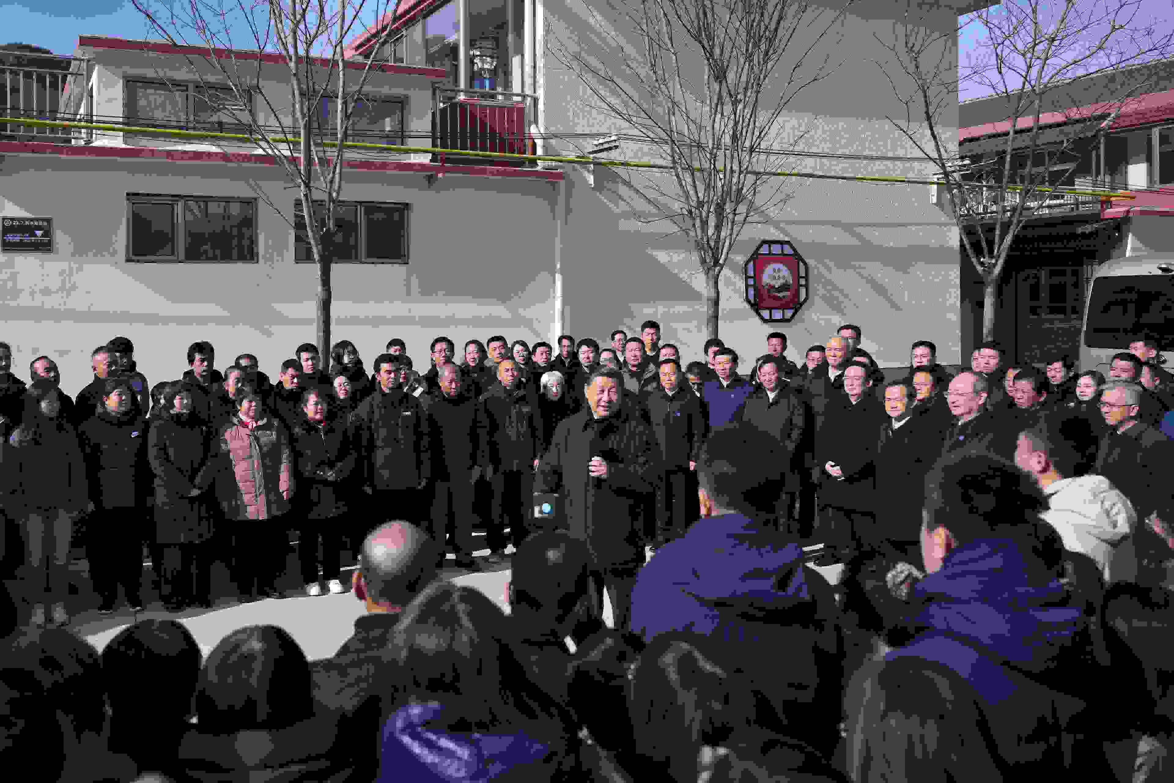 2023年11月10日，習(xí)近平總書記在北京市門頭溝區(qū)妙峰山鎮(zhèn)水峪嘴村考察時(shí)，同當(dāng)?shù)厝罕娪H切交流。