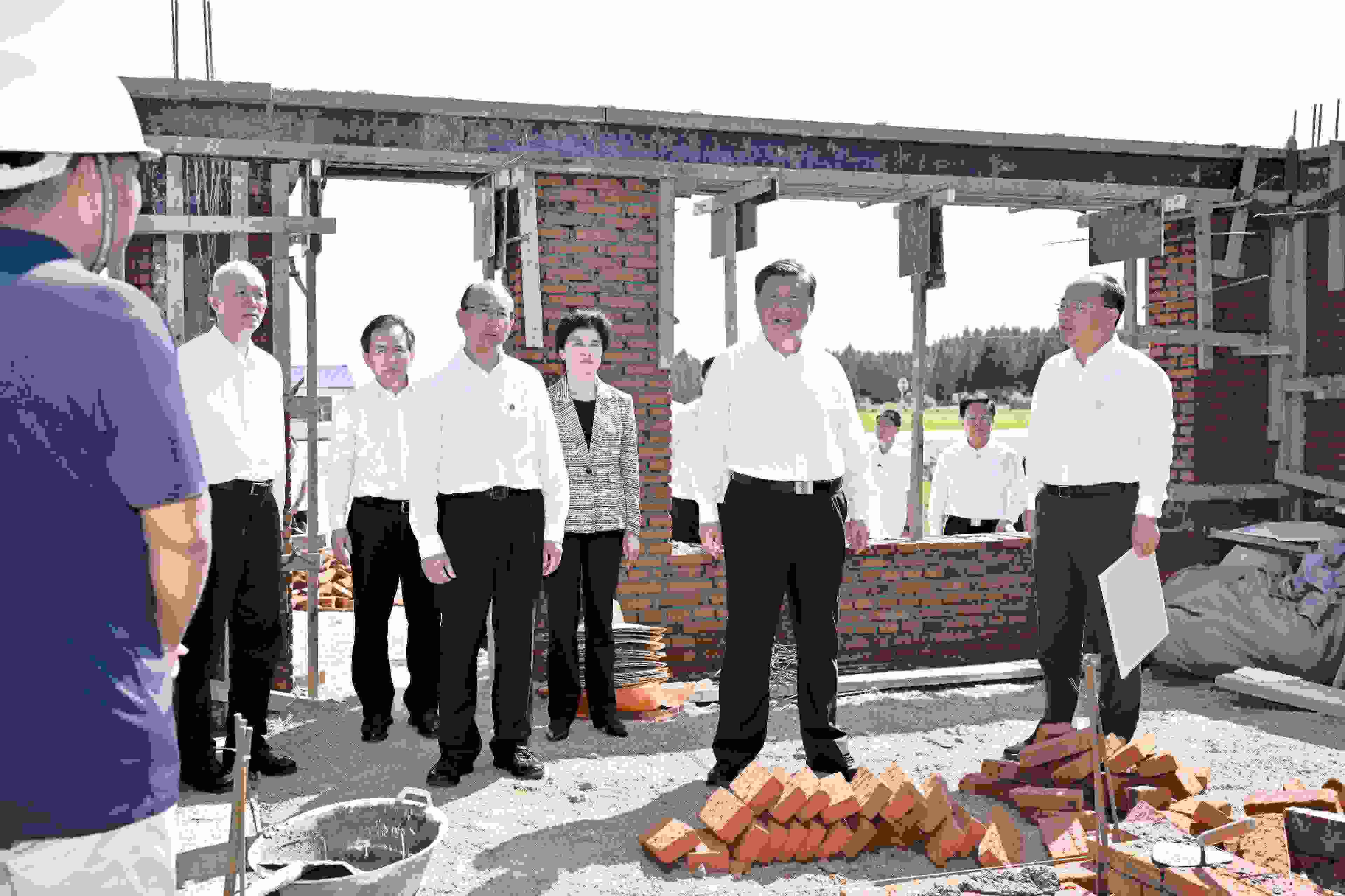 2023年9月7日，習(xí)近平總書記在遭受洪澇災(zāi)害的黑龍江省哈爾濱尚志市老街基鄉(xiāng)龍王廟村，察看水毀房屋重建情況。