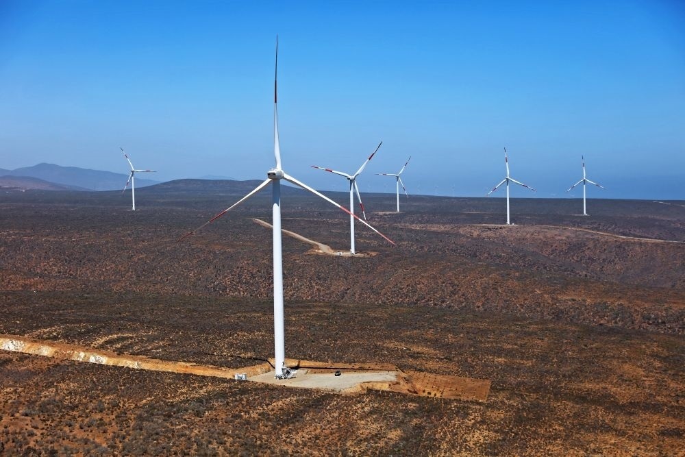 這是2023年2月14日拍攝的位于智利中部沿海的蓬塔謝拉風(fēng)電場。蓬塔謝拉風(fēng)電場是中國在智利投資建設(shè)的首個風(fēng)電場，2018年正式投產(chǎn)發(fā)電，可滿足13萬戶家庭的用電需求，同時每年還能減少15.7萬噸碳排放。