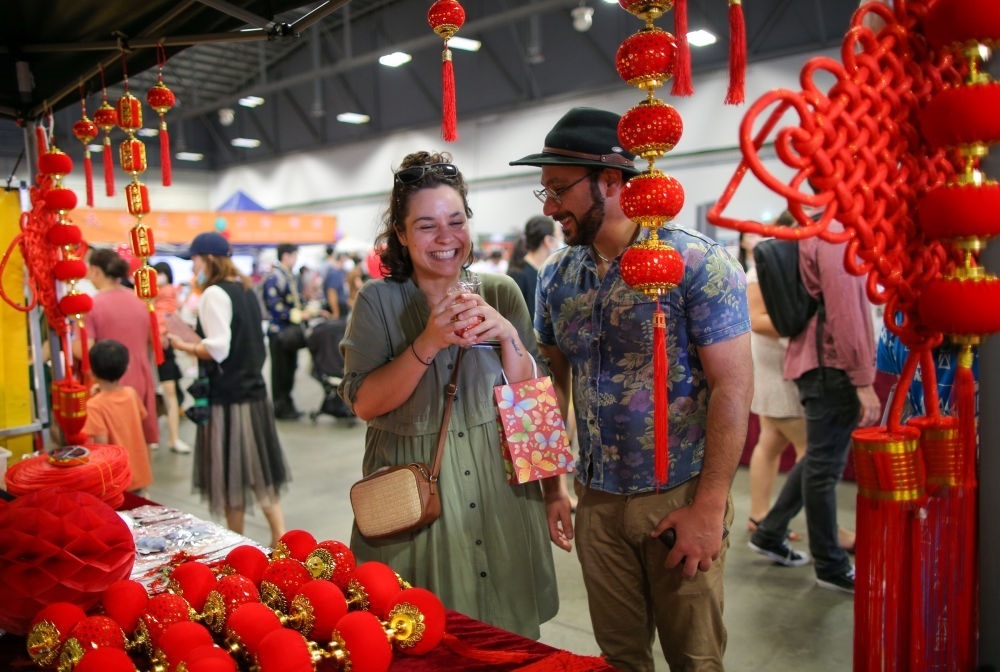 2023年1月21日，在新西蘭奧克蘭舉行的迎接中國農(nóng)歷春節(jié)活動上，人們購買新春裝飾品。這個活動吸引當?shù)厣先f名各族裔民眾聚集一起，共迎中國春節(jié)。