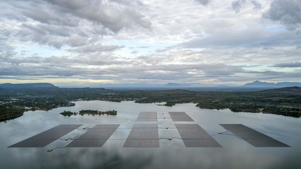 這是2022年12月8日在泰國烏汶府詩琳通水庫拍攝的浮體光伏項目（無人機照片）。中泰兩國聯(lián)合修建的浮體光伏項目2021年10月投入商業(yè)運營。中國制造的電池板不斷將日光轉(zhuǎn)化為清潔電能，輸送至當?shù)厍Ъ胰f戶。