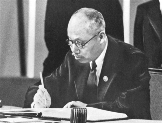 董必武在《聯(lián)合國憲章》上簽名。新華社發(fā)