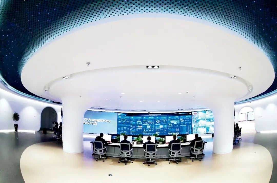 2021年2月2日，江西省撫州市東鄉(xiāng)區(qū)城市大腦指揮中心，工作人員通過城市大腦指揮平臺實時監(jiān)控、抓取、分析相關(guān)案件。