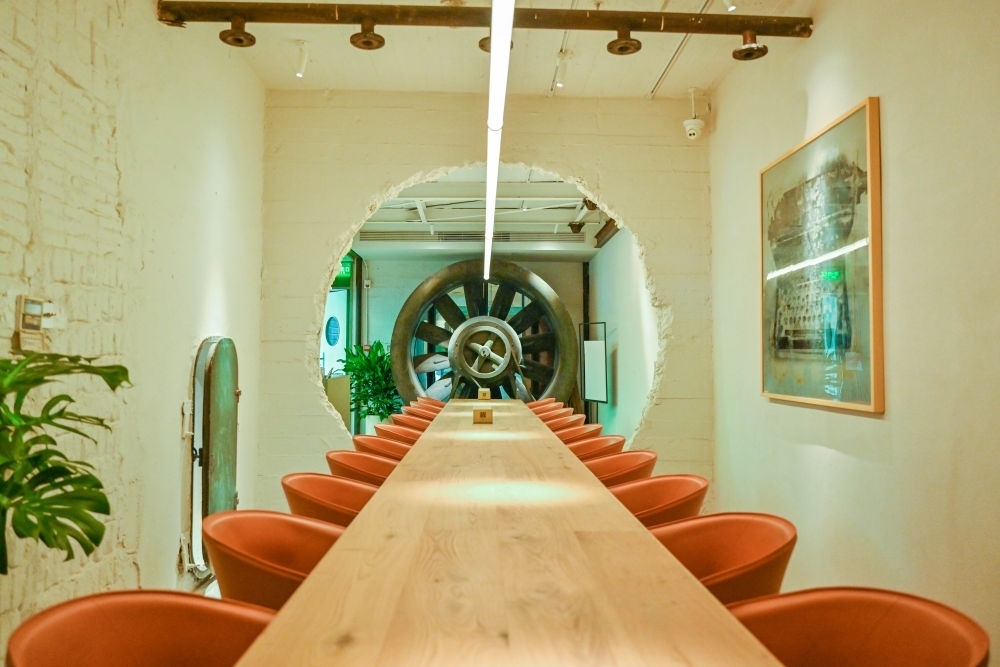 “絲聯(lián)166”園區(qū)內(nèi)保留工業(yè)遺存的咖啡館。（受訪者供圖）