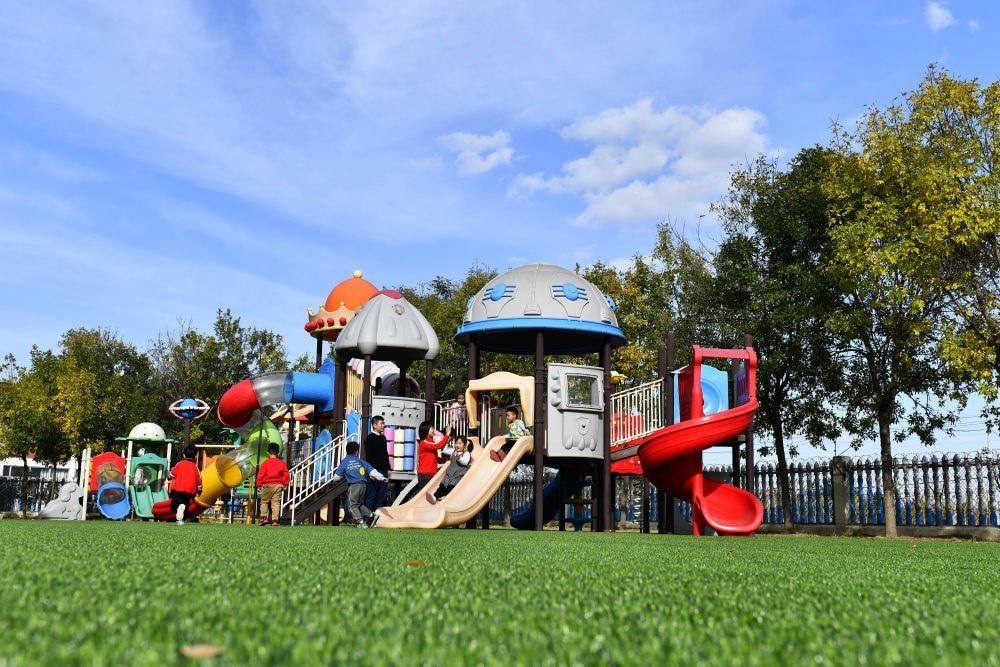 在山東省東營市墾利區(qū)楊廟社區(qū)幼兒園，孩子們在老師的帶領(lǐng)下進(jìn)行戶外活動（2021年10月19日攝）。新華社記者 郭緒雷 攝