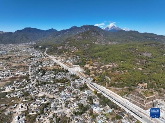 11月25日在麗江市境內(nèi)拍攝的即將開(kāi)通的麗香鐵路（無(wú)人機(jī)照片）。