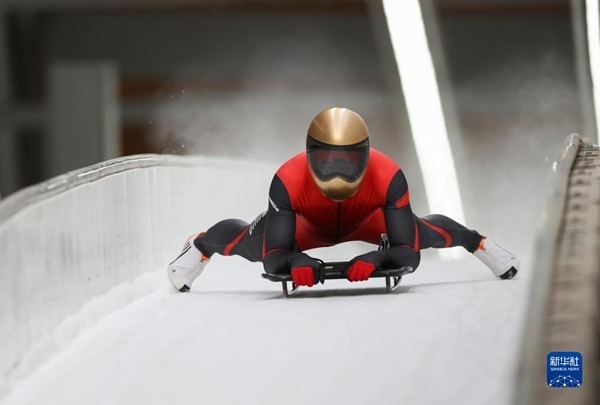11月25日，天津隊(duì)選手閆文港在比賽中抵達(dá)終點(diǎn)。新華社記者 王楷焱 攝