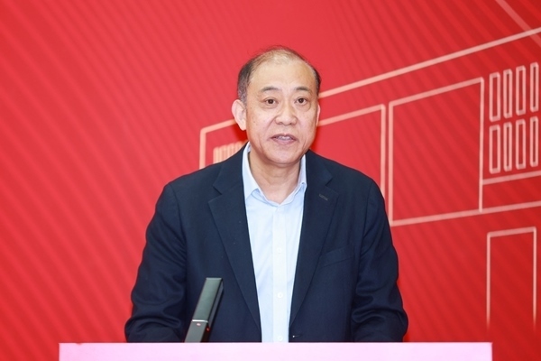 《教育踐悟錄》作者、中央財經(jīng)大學(xué)黨委書記何秀超。受訪者供圖