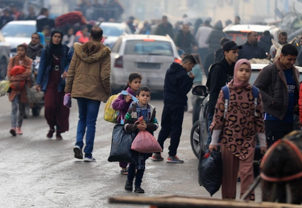 12月1日，在加沙地帶南部城市汗尤尼斯，人們?cè)谝攒娀謴?fù)軍事行動(dòng)后逃離家園。新華社發(fā)（亞西爾·庫(kù)迪攝）