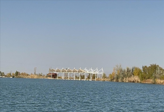 2023年11月1日，督察組拍攝到弱水花海景區(qū)建有人工湖及水上游樂(lè)設(shè)施。（中央第四生態(tài)環(huán)境保護(hù)督察組供圖）