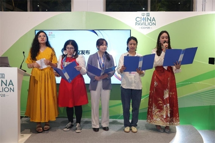 現(xiàn)場發(fā)布《“世界因你而美麗：應(yīng)對氣候變化的女性領(lǐng)導(dǎo)力”性別倡議》，COP28中國角供圖