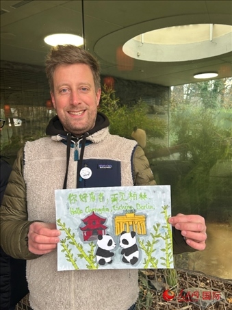 特別從法國(guó)趕來(lái)送別“夢(mèng)想”“夢(mèng)圓”的專業(yè)級(jí)熊貓粉絲 Pouille先生和此次征集的兒童作品。人民網(wǎng)記者 徐馨攝