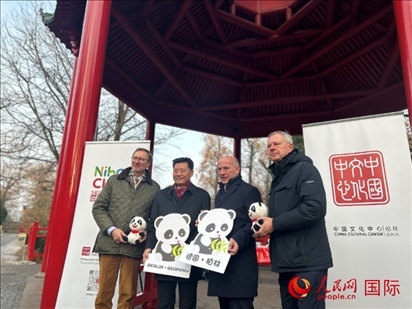 中國(guó)文化中心組織的主題活動(dòng)現(xiàn)場(chǎng)。從左至右依次為柏林動(dòng)物園園長(zhǎng)克尼里姆、中國(guó)駐德國(guó)大使吳懇、柏林市長(zhǎng)韋格納、柏林動(dòng)物園監(jiān)事會(huì)主席布魯克曼。人民網(wǎng)記者 徐馨攝