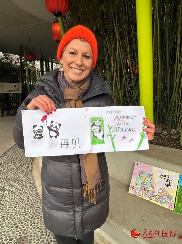 桑德拉和德國(guó)小朋友們的作品。右圖寫(xiě)著“祝福好運(yùn)，再見(jiàn) Pit和Paule（“夢(mèng)想”“夢(mèng)圓”的德語(yǔ)名字）”。人民網(wǎng)記者 徐馨攝
