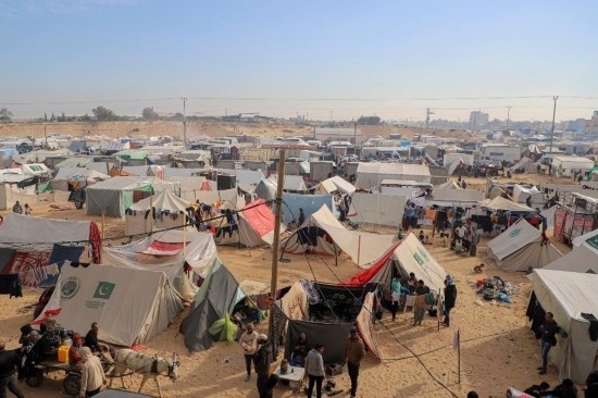  這是12月8日在加沙地帶南部城市拉法拍攝的臨時營地。新華社發(fā)（里澤克·阿卜杜勒賈瓦德攝）