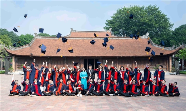 12月9日，越南首都河內(nèi)一所高中的學(xué)生在文廟內(nèi)合影留念。