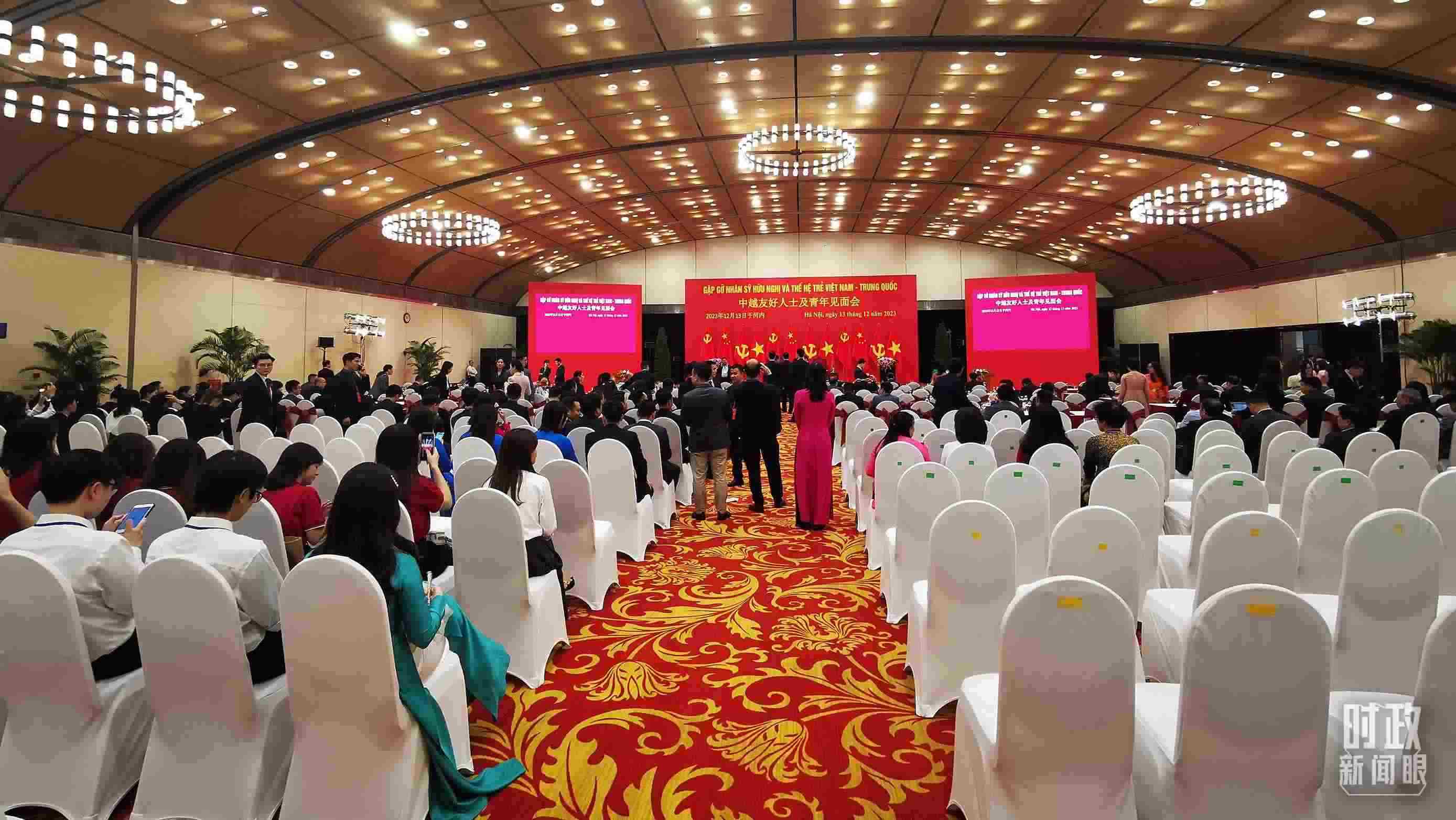 △習(xí)近平出席中越友好人士及青年見面會。這是見面會開始前的場景。（總臺央視記者荊偉拍攝）