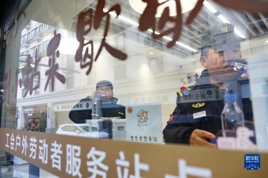 12月16日，戶外工作者在浙江省嘉興市南湖區(qū)丁家橋社區(qū)個性化“惠工小站”休息。