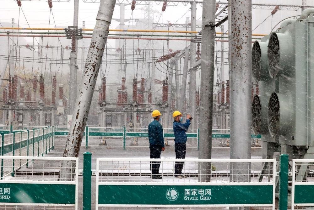 △國網(wǎng)壽光市供電公司變電運(yùn)維人員在檢查變電站積雪情況。
