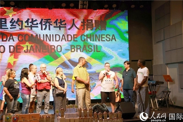 兒童殘障教育中心負(fù)責(zé)人胡里奧向捐贈(zèng)方表示感謝。人民網(wǎng)記者 陳海琪攝