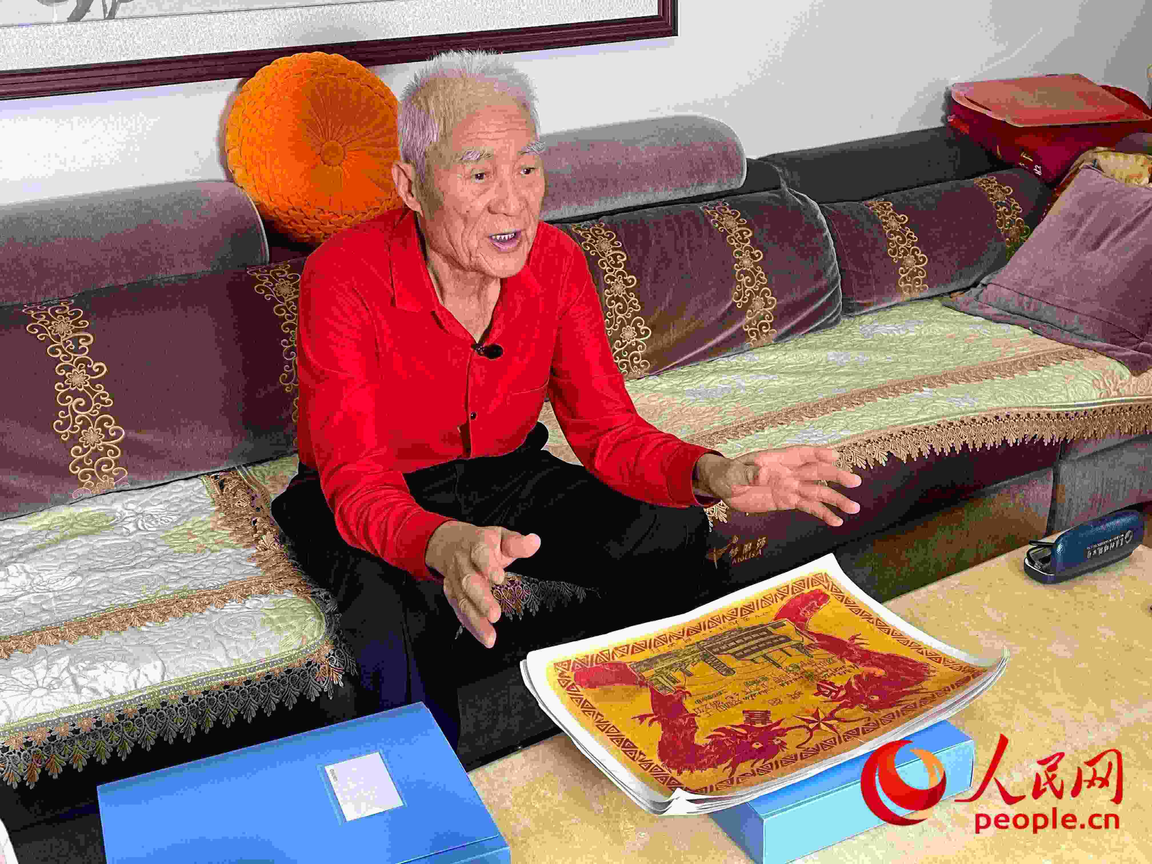 馬太生向采訪團講述自己獲得獎狀的經(jīng)歷。人民網(wǎng) 周靜圓攝