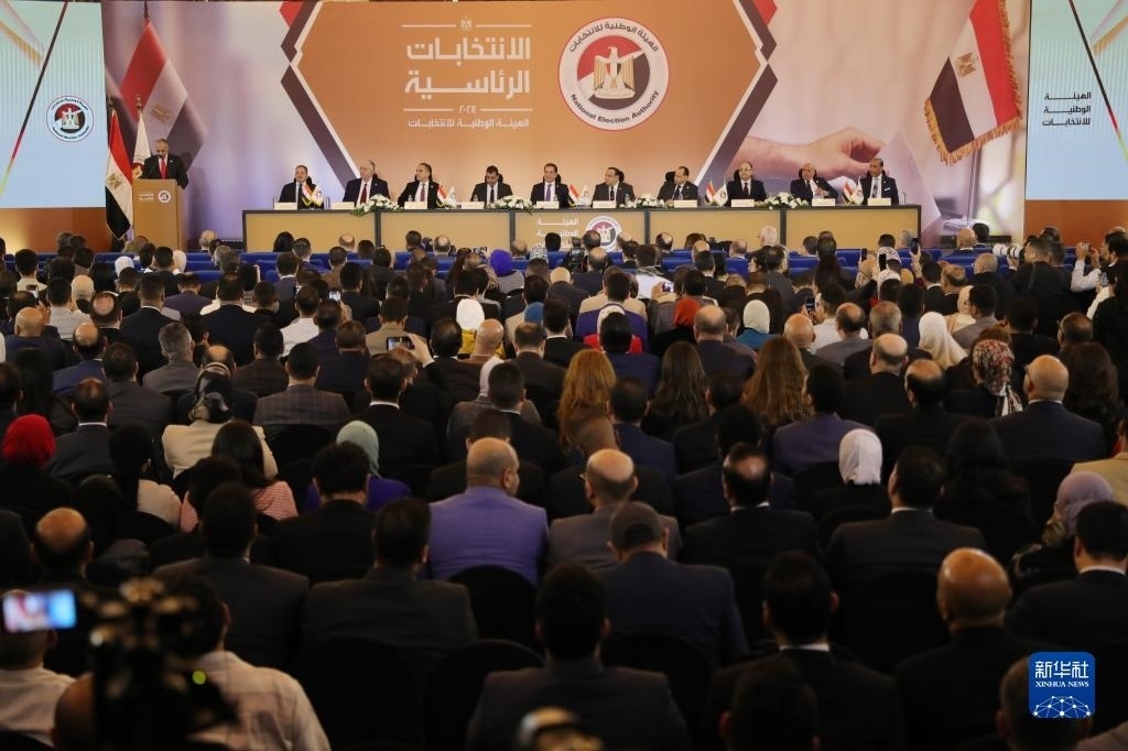 這是12月18日在埃及首都開羅拍攝的埃及全國選舉委員會新聞發(fā)布會現(xiàn)場。新華社發(fā)（艾哈邁德·戈馬攝）