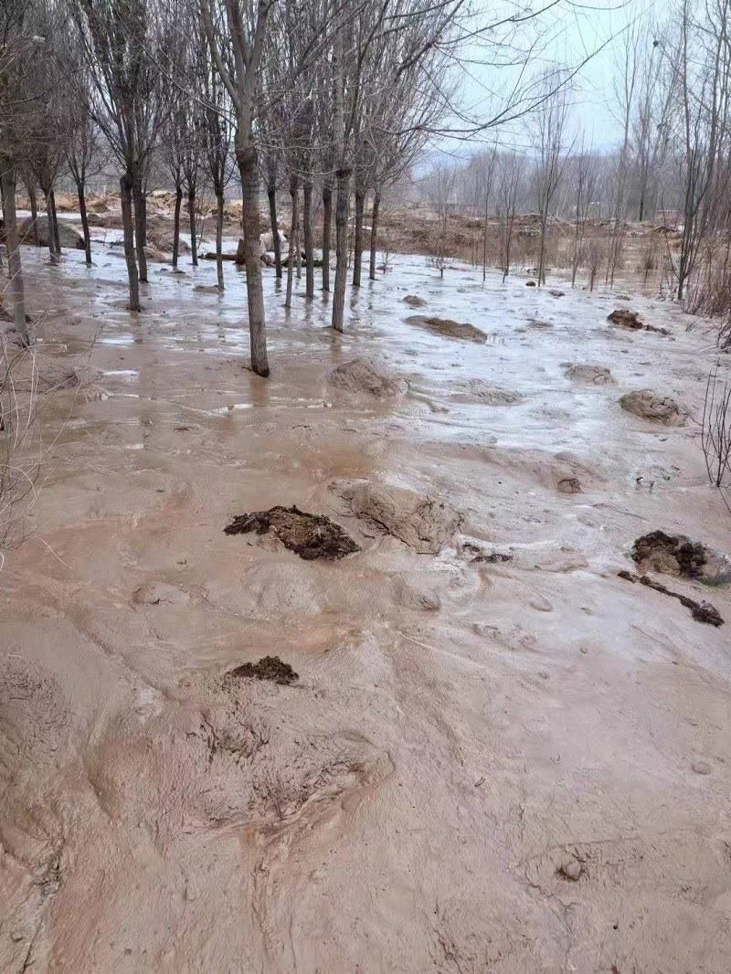 次生災害襲擊過的村落。喬棟攝。