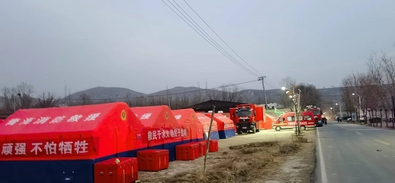 救災隊員現(xiàn)場扎起了帳篷。王梅攝。