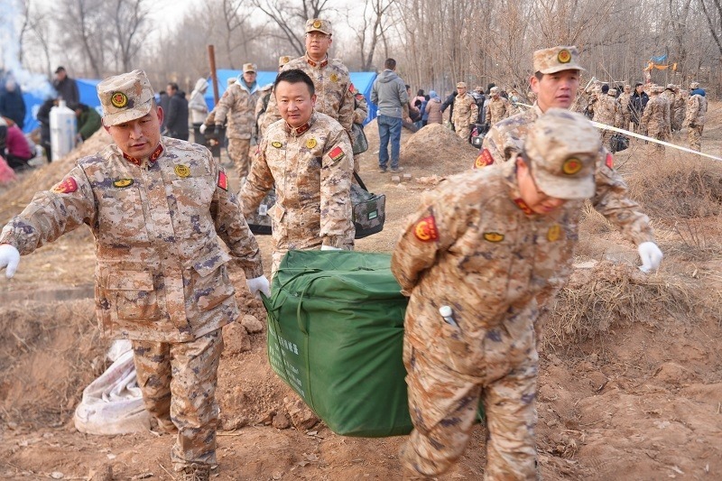 救援人員正在現(xiàn)場緊急搬運物資。賀勇攝。