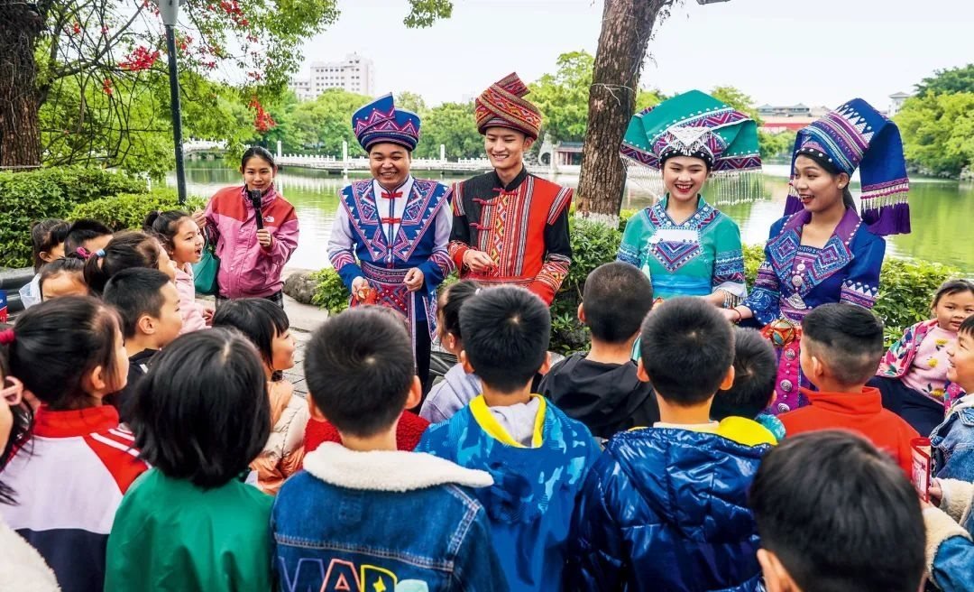 2023年4月25日，廣西桂林，“網(wǎng)絡(luò)法治宣傳一條街”在榕湖景區(qū)古南門“開街”，身穿民族服裝的工作人員演唱山歌向青少年普及網(wǎng)絡(luò)法治知識。