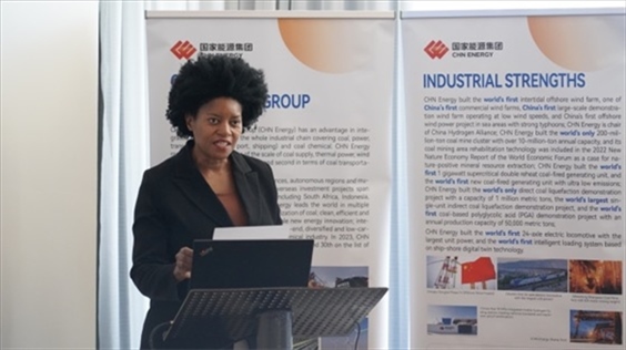 南非獨(dú)立傳媒集團(tuán)代表諾爾萬(wàn)德爾-恩齊扎發(fā)言。 人民網(wǎng) 張茜攝