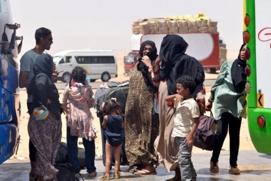  2023年4月27日，在埃及南部與蘇丹交界的阿爾根邊境口岸，人們離開蘇丹進(jìn)入埃及境內(nèi)。新華社發(fā)（拉德萬攝）